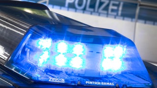 Ein Blaulicht auf einem Polizeiauto. Die Polizei hat in Reutlingen eine mutmaßliche Brandstifterin festgenommen. (Symbolbild)