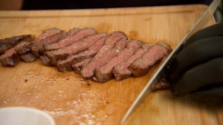 Fertig zubereitetes Fleisch vom Wagyu Rind wird aufgeschnitten. Auf dem Weindorf in Stuttgart gibt es 2025 zum ersten Mal Wagyu zu essen.