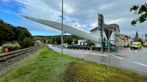 Ein Rotorblatt wird auf einem Lastwagen transportiert. Durch einen Unfall am Vormittag ist der Konvoi ausgebramst worden.