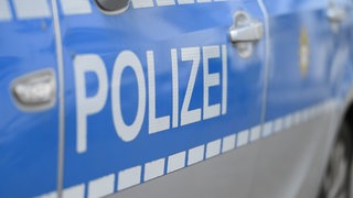 Ein Polizeiwagen mit Schriftzug "Polizei" (Symbolbild). 