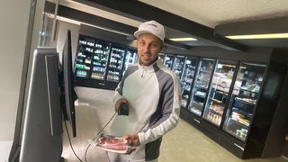 Metzger Nannt aus Horb-Nordstetten scannt in seinem Selbstbedienungsladen einen Schwarzwälder Schinken.