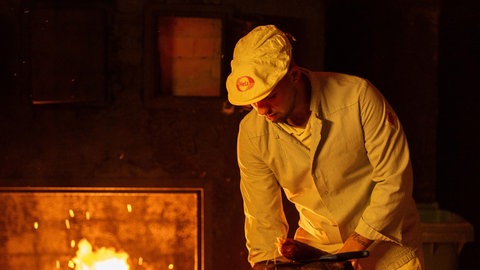 Metzger Nannt bereitet seinen Schwarzwälder Schinken an seinem Rauchturm vor. Der junge Metzger hat in Horb-Nordstetten eine 247 Fleischerei eröffnet.