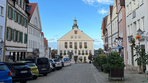 Das Rathaus von Hechingen. Die Stadt hat einen Mietvertrag zur Stadthallennutzung mit der AfD gekündigt. Die Partei will vor Gericht.