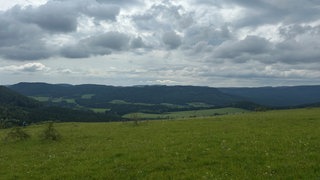 963 Meter hoch ist der Lochenstein, Von hier aus hat man einen herrlichen Blick ins Schliechemtal. Ist das Wetter gut sieht man bis in den Schwarzwald. Schon vor tausenden Jahren haben Menschen hier oben gelebt.