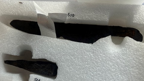 Das Messer und der Keil aus Eisen hat vor tausenden Jahren dazu gedient, Tiere wie etwa Schafe und Ziegen zu schlachten. Ihre Knochen hat man in großen Mengen auf dem Lochenstein gefunden.