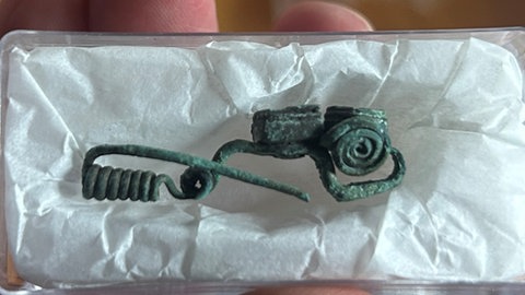 Eine Fibel aus Bronze, gefunden auf dem Lochenstein bei Ausgrabungen der Universität Tübingen und des Landesamtes für Denkmalpflege. Fast 30 solcher Fibeln und Gewandspangen sind bislang gefunden worden.