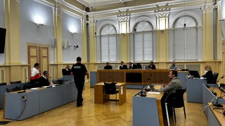 Die Angeklagte im Gerichtssaal. Sie soll ihr neugeborenes Baby in die Waschmaschine gelegt haben - das Kind starb dort.