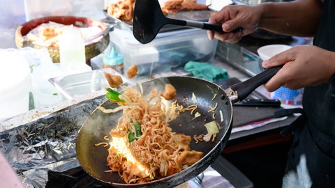 In Restaurants in Reutlingen und Tübingen haben Zöllner und Beamte fast 40 arbeitsrechtliche Verstöße entdeckt. Ein paar Mitarbeitende versuchten vor der Kontrolle zu fliehen.