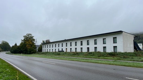 Zu sehen ist das AL-Hotel in Albstadt-Lautlingen. Dort hat im März ein Zimmer gebrannt. Der Fall wird am Landgericht Hechingen verhandelt.