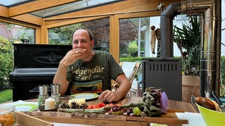 Sven Oliver Müller aus Hechingen beist in ein Butterbrot. Er feiert den "Tag des deutschen Butterbrots" seit fast 20 Jahren.