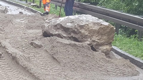 Schotter zum Schutz der Straße: Lockere Felsbrocken wurden aus einem Hang an der Honauer Steige geholt.