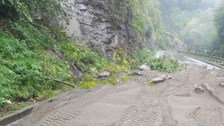 Schotter zum Schutz der Straße: Lockere Felsbrocken wurden aus einem Hang an der Honauer Steige geholt.