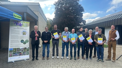 Die Preisträger der diesjährigen Ackerwildkraut-Meisterschaft haben Urkunden und Geldpreise erhalten.