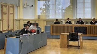 Prozess in Hechingen um ein getötete Baby in der Waschmaschine, hier mit der Angeklagten im Gerichtssaal