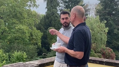 Stammzellenspender Oktay Kasap und Empfänger Wolfgang Koring trinken Kaffee. Sie haben sich bei der DKMS in Tübingen getroffen.