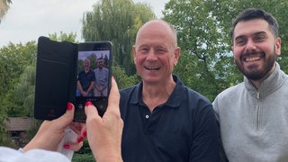 Stammzellenspender Oktay Kasap und Empfänger Wolfgang Koring haben sich bei der DKMS in Tübingen getroffen. Beide sind dankbar, dass Koring den Blutkrebs durch die Spende überlebt hat.