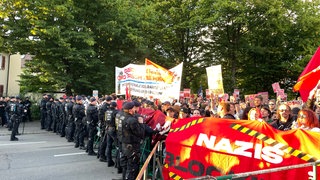 Vor der Hermann-Hepper-Halle in Tübingen war die Polizei bei einer Demonstration präsent. 