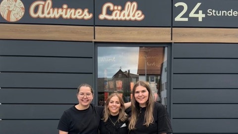 Drei Schwestern Emilia, Julia und Elisa Siedler stehen vor ihrem kleinen Selbstbedienungsladen: "Alwines Lädle" in Haigerloch-Gruol (Zollernalbkreis).