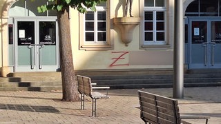 Auf einer Hausfassade in Tuttlingen sind antisemitische Schmierereien in roter Schrift zu sehen.