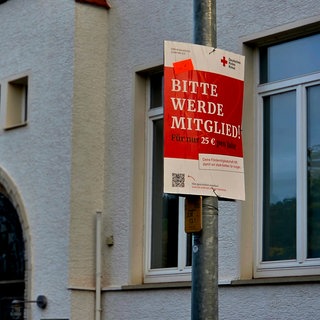 Ein Plakat an einer Laterne wirbt um Fördermitglieder für das DRK Zollernalb.