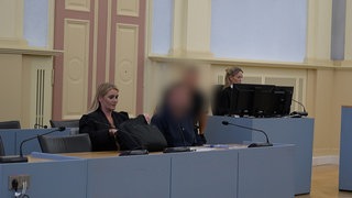 Der Angeklagt betritt den Gerichtssaal im Landgericht Hechingen. Das Gericht verurteilte den Mann wegen versuchten Mordes in sechs Fällen in Tateinheit mit schwerer Brandstiftung, besonders schwerer Brandstiftung und Sachbeschädigung. Der Mann hatte sein Hotelzimmer in Albstadt in Brand gesetzt.