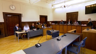 In einem Sitzungssaal des Landgerichts Tübingen: Die Berufungsverhandlung zum mutmaßlichen sexuellen Missbrauch an der Uniklinik Tübingen hat begonnen.