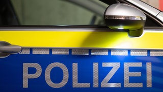 Ein Polizeiauto auf dem Weg zum Einsatz (Symbolbild)