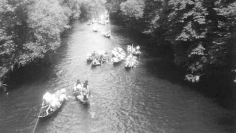 Stocherkähne gleiten über dem Neckar in Tübingen beim Stocherkahnrennen 1977. Die Gründungsväter des Events haben sich in Tübingen getroffen und sich erinnert, wie alles begonnen hat.