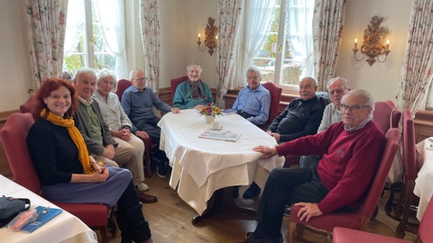 Die Männer der akademischen Verbindung Lichtenstein (heute ein eingetragener Verein) im Restaurant Hirsch in Bebenhausen (Kreis Tübingen) bei ihrem jährlichen Treffen, bei dem sie sich auch immer an das Stocherkahnrennen erinnern. 