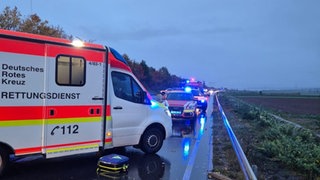Rettungskräfte im Einsatz am Mittwochmorgen nach schwerem Unfall auf der B28 bei Rottenburg-Ergenzingen. Eine schwerstverletzte Person wurde mit einem Rettungshubschrauber in eine Klinik geflogen.