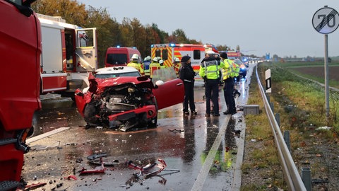 Viele Rettungskräfte im Einsatz: Bei einem Unfall zwischen einem Auto und einem Lkw auf der B28 bei Rottenburg-Ergenzingen am Mittwochmorgen wurde eine Person schwerst verletzt.