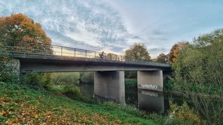 Ein Radfahrer überquert die Brücke auf der L371 zwischen Tübingen und Hirschau. Sie soll abgerissen und neu gebaut werden.