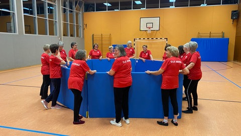 Turne bis zur Urne: Die Frauen der Gymnastikgruppe TuS Honau während einer Übung in Lichtenstein-Honau im Kreis Reutlingen.