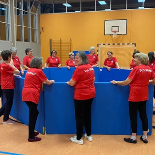 Turne bis zur Urne: Die Frauen der Gymnastikgruppe TuS Honau während einer Übung in Lichtenstein-Honau im Kreis Reutlingen.