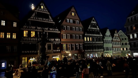 Rund 600 Demonstrierende in derAltstadt in Tübingen bei der Demonstration gegen die Stadtbild-Aussagen von Kanzler Merz und OB Palmer.