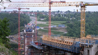 Ansicht der Großbaustelle der B 32 an der Hochbrücke über das Neckartal bei Horb. Ende Mai kamen drei Bauarbeitern beim Absturz einer Arbeitsgondel ums Leben. 