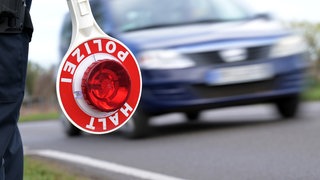 Ein Auto fährt auf eine Polizeikontrolle zu. In Gosheim im Kreis Tuttlingen steuerte ein Mann auf eine Polizistin zu, ihr Kollege gab einen Schuss auf die Seite des Autos ab