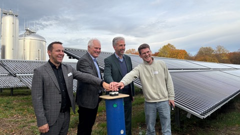 Oberbürgermeister Palmer drückt gemeisam mit Vertretern der Stadwerke und dem Projektleiter den Knopf zum Start des Solarthermie-Park Tübingen