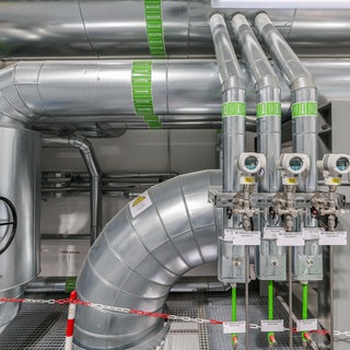 Fernwärmeleitungen in einer Pumpenhalle