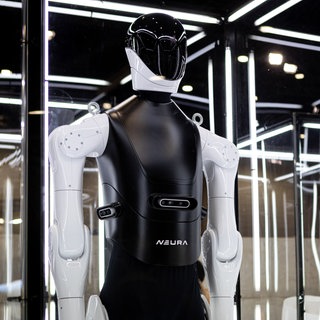Ein schwarzer Roboter mit Visir und weißen Gliederarmen hinter einer Vitrine. Der Metzinger Roboterhersteller Neura Robotics hat sich einen Großauftrag von mehr als 300 Millionen Euro gesichert. Auftraggeber ist der bayerische Autozulieferer Schaeffler.