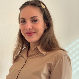 Portraitaufnahme von Sabrina Kir bei SWR Aktuell im Studio Tübingen.