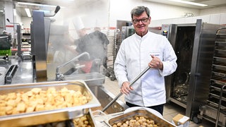 Spitzenkoch Harald Wohlfahrt in der Kantine der Unternehmensgruppe fischer in Waldachtal-Tumlingen