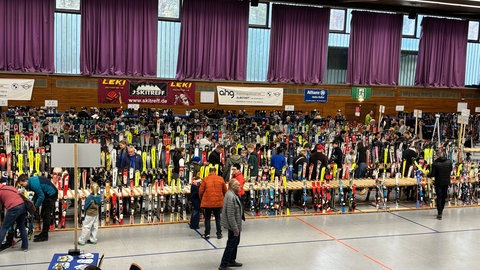 Ein Meer von Skiern, die in dichten Reihen stehen, dazwischen viele suchende Besucher und Grüppchen, die sich beraten. Am Wochenende war die jährliche große Skibörse in Albstadt-Tailfingen.