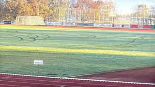 Auf dem Rasen im Stadion sind große Furchen zu sehen. Ein unbekannter Autofahrer hat in Mössingen-Belsen den Sportplatz zerfahren.