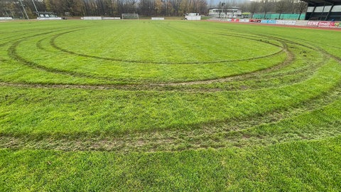 Große kreisförmige Furchen ziehen sich durch den Rasen. Wie der Schaden am Sportplatz in Mössingen repariert wird, ist unklar.