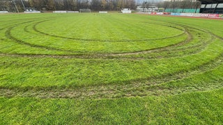 Große kreisförmige Furchen ziehen sich durch den Rasen. Wie der Schaden am Sportplatz in Mössingen repariert wird, ist unklar.