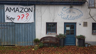 Ein Banner gegen das Amazon-Verteilzentrum im Ortskern von Hengen.