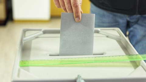 Eine Wahlurne: Beim Bürgerentscheid in Bad Urach wurde darüber abgestimmt, ob ein Amazon-Verteilzentrum entstehen soll oder nicht.