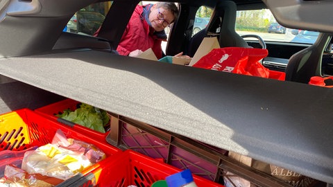 Der Lieferwagen ist vollgeladen mit Lebensmitteln und anderen Waren, die nach Sirchingen gebracht werden, weil die Sirchinger Steige gesperrt ist.