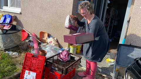 Noé Guthauser nimmt die Einkäufe vom Lieferservice entgegen. Die Sperrung der Sirchinger Steige betrifft auch sie. Für sie ist der Lieferservice der Einzelhändler in Bad Urach eine große Hilfe. 